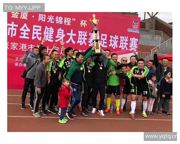 足球明星与粉丝亲密互动活动盛大举行共同分享足球梦想与激情