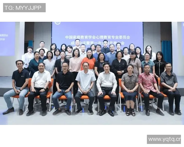 广州足球队团队协作的成功之道与战术分析探讨