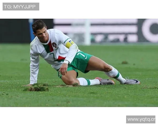 足球明星附身高清图片展示让你感受球场魅力与明星风采的完美结合 足球明星附身高清图片展示让你感受球场魅力与明星风采的完美结合